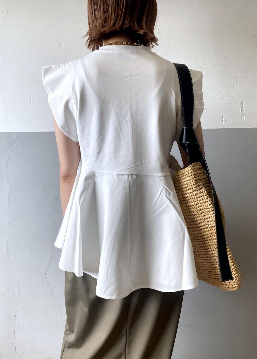 ベージュ系のトートバッグ、グリーン系のワンピース、ホワイト系のTシャツ/カットソーを着用したレディースの夏コーディネートの7枚目の写真