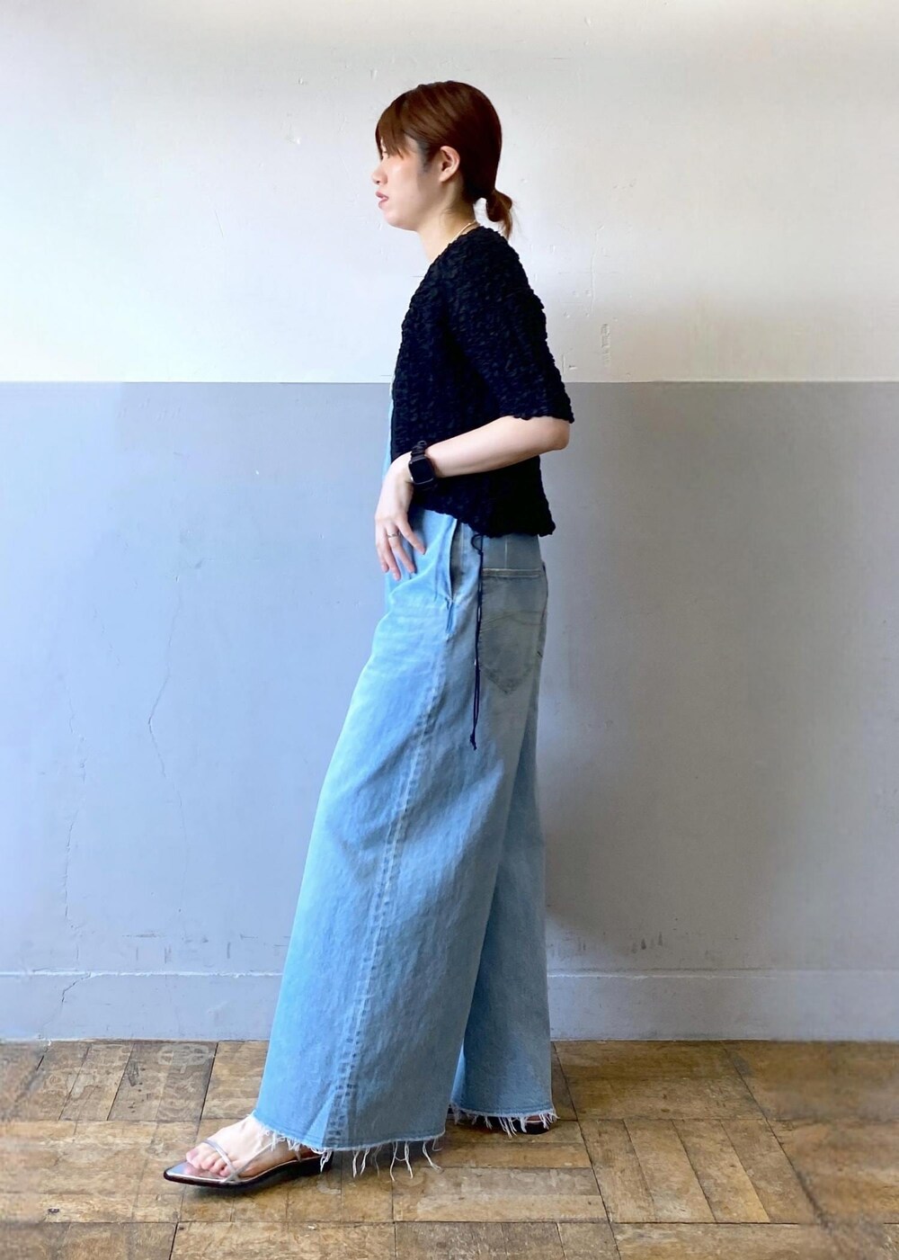 シルバー系のサンダル、ブルー系のサロペット/オーバーオール、ブラック系のカーディガン/ボレロを着用したレディースの春コーディネートの5枚目の写真