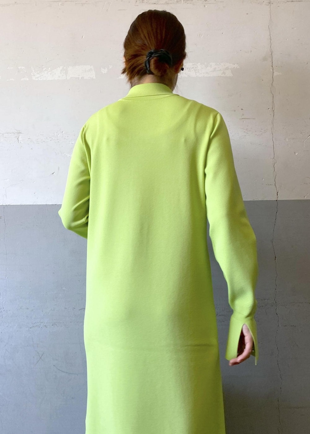 ホワイト系のボディバッグ/ウエストポーチ、ホワイト系のブーツ、グリーン系のワンピースを着用したレディースの秋コーディネートの9枚目の写真