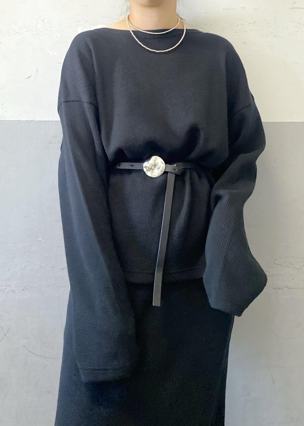 ホワイト系のショルダーバッグ、ブラック系のTシャツ/カットソー、ブラック系のスカートを着用したレディースの秋コーディネートの9枚目の写真