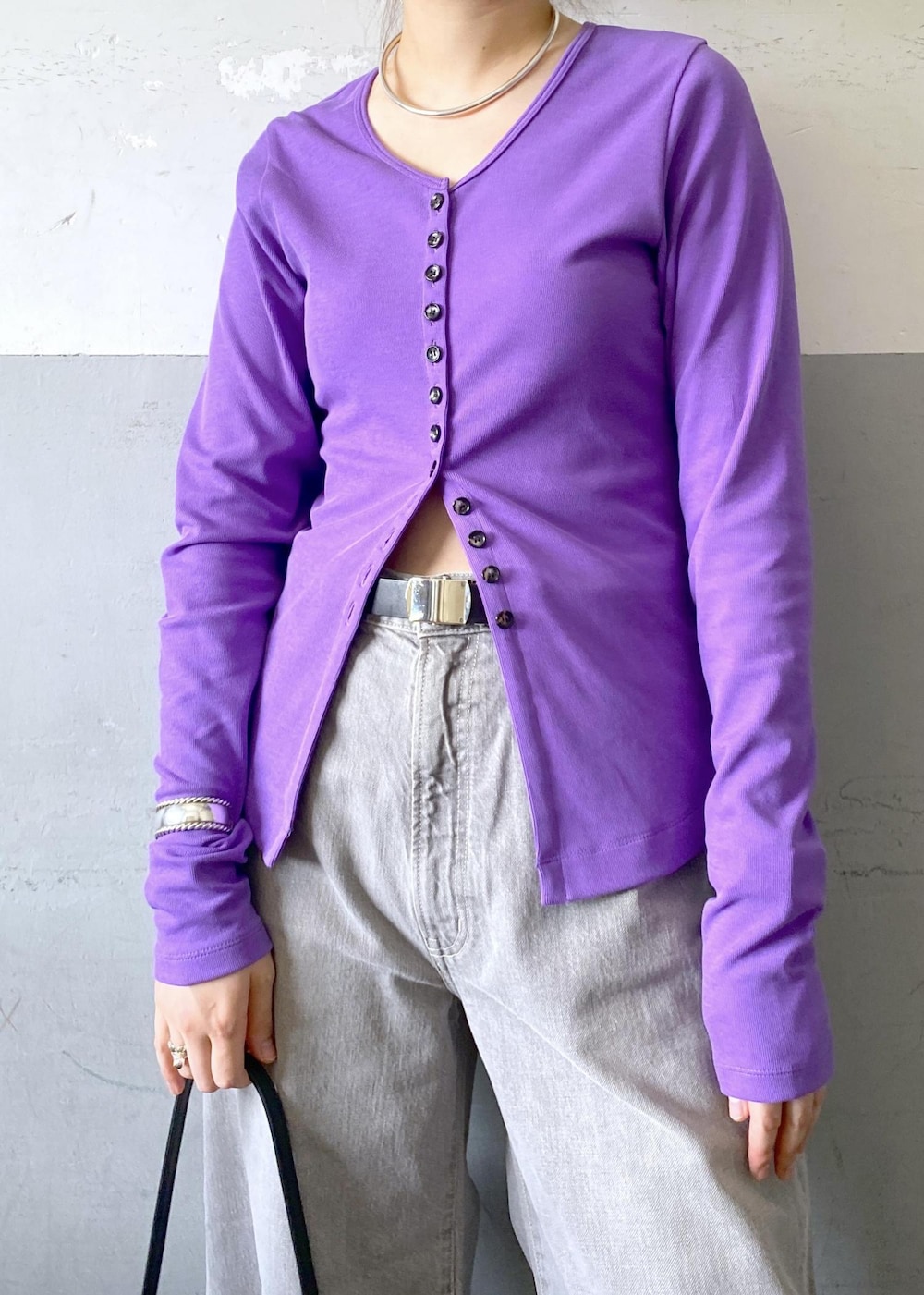 ベージュ系のデニムパンツ、ブラック系のパンプス、パープル系のTシャツ/カットソーを着用したレディースの夏コーディネートの6枚目の写真