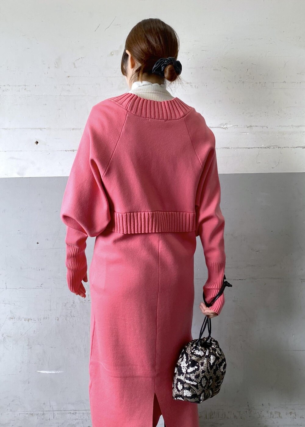 ブラック系のブーツ、ピンク系のワンピース、ホワイト系のニット/セーターを着用したレディースの冬コーディネートの8枚目の写真