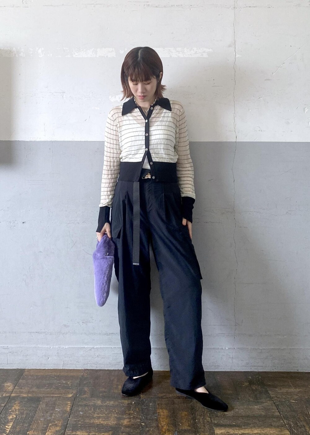 ブラック系のパンプス、パープル系のトートバッグ、ホワイト系のカーディガン/ボレロを着用したレディースの夏コーディネートの4枚目の写真