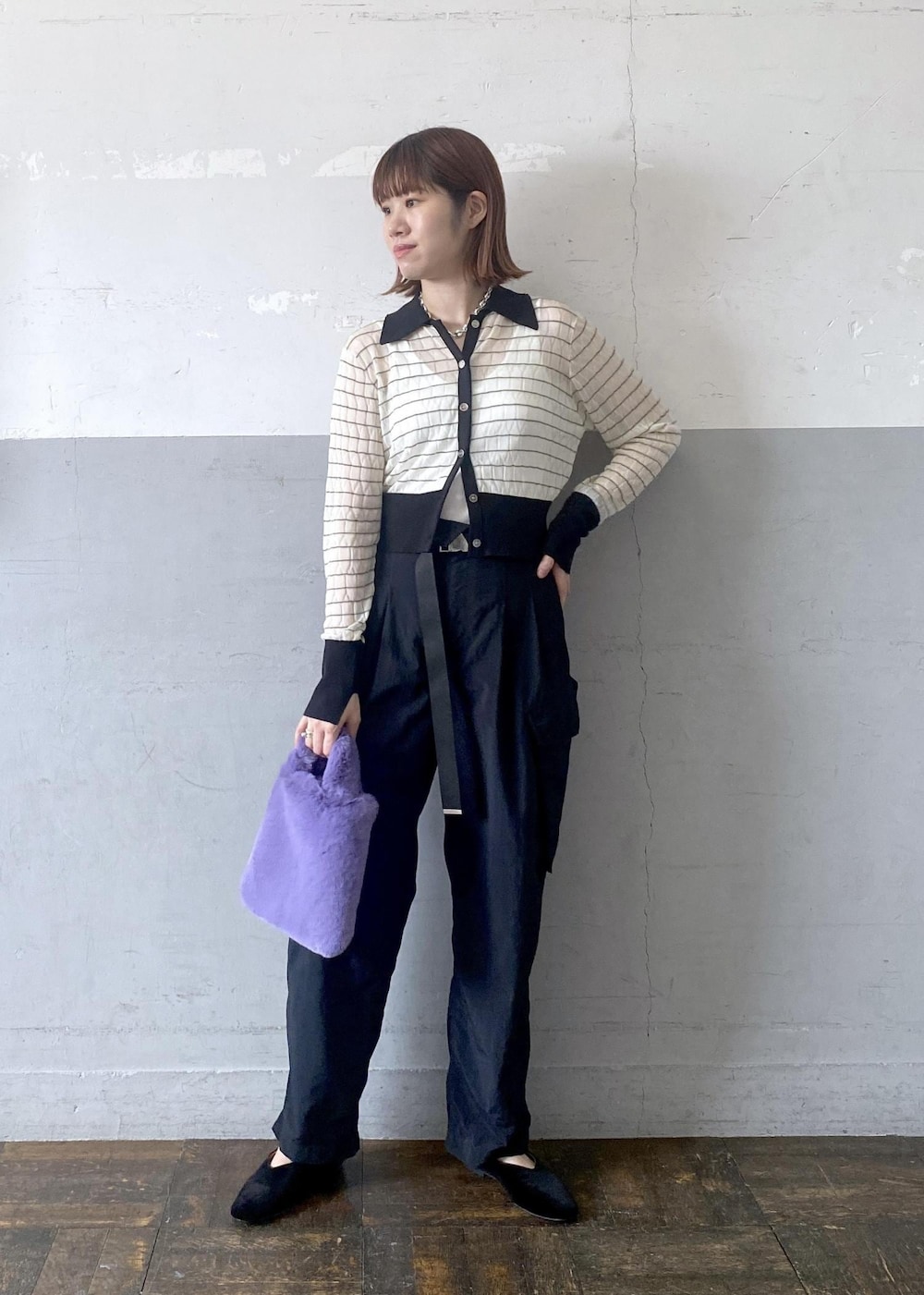 ブラック系のパンプス、パープル系のトートバッグ、ホワイト系のカーディガン/ボレロを着用したレディースの夏コーディネートの2枚目の写真