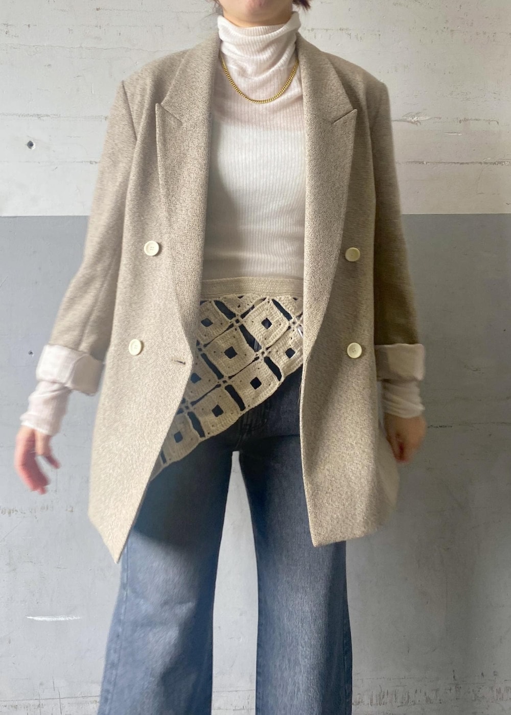 グレー系のデニムパンツ、ホワイト系のその他シューズ、ホワイト系のニット/セーターを着用したレディースの秋コーディネートの5枚目の写真