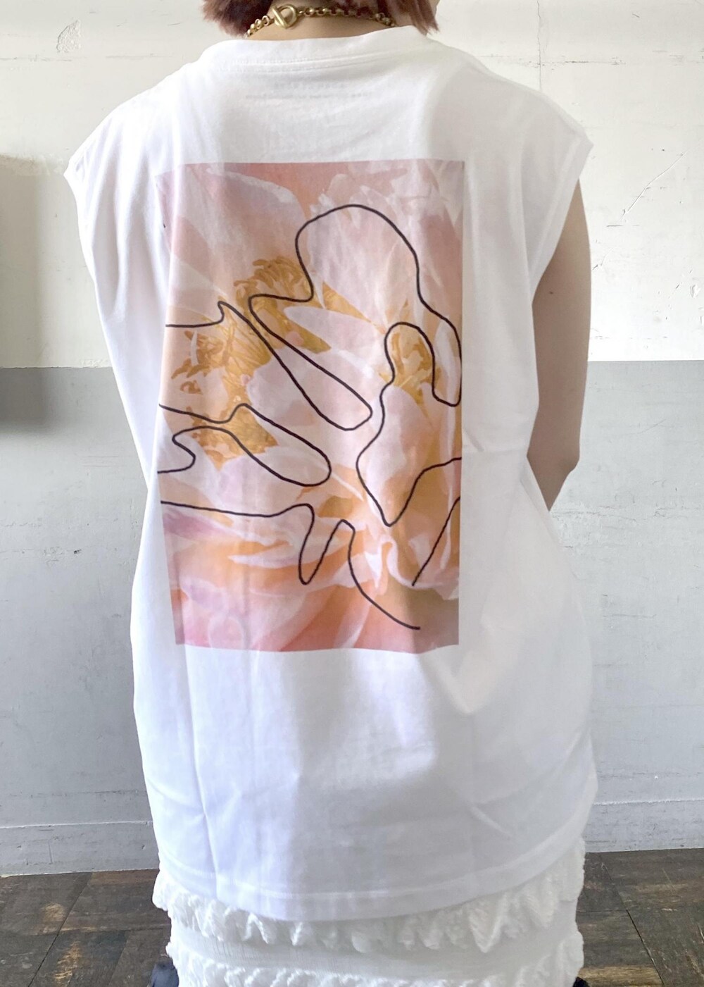 ブラック系のサンダル、ホワイト系のスカート、ホワイト系のTシャツ/カットソーを着用したレディースの夏コーディネートの7枚目の写真