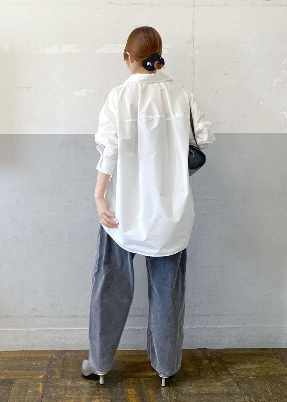 ホワイト系のシャツ/ブラウス、シルバー系のブーツ、グレー系のその他パンツを着用したレディースの秋コーディネートの5枚目の写真