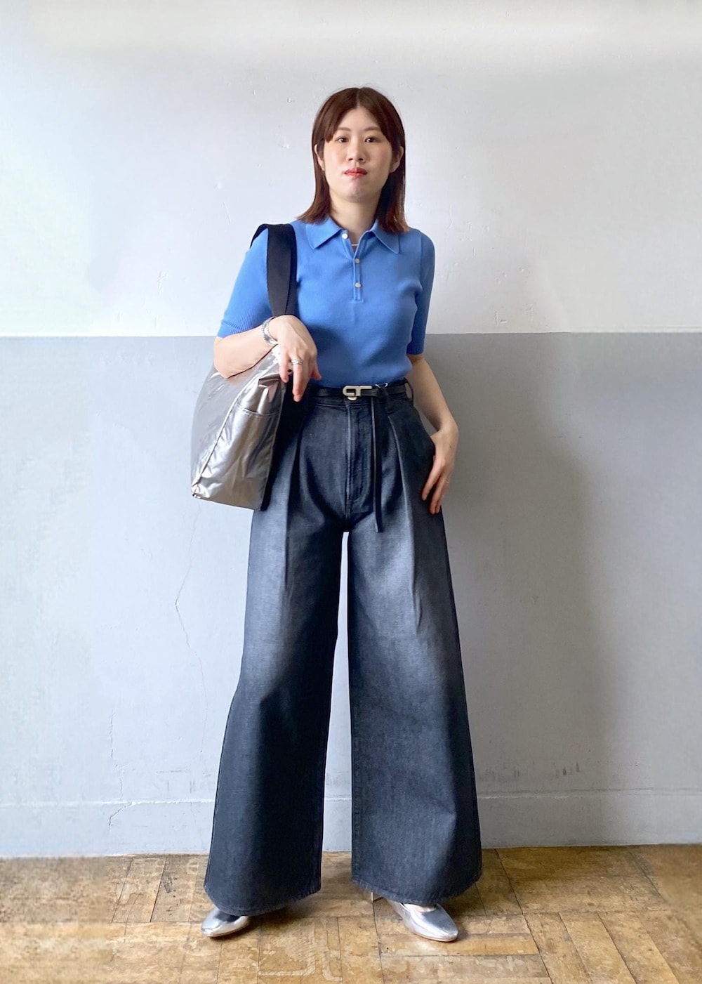 シルバー系のパンプス、ブラック系のデニムパンツ、ブラック系のトートバッグを着用したレディースの春コーディネートの8枚目の写真