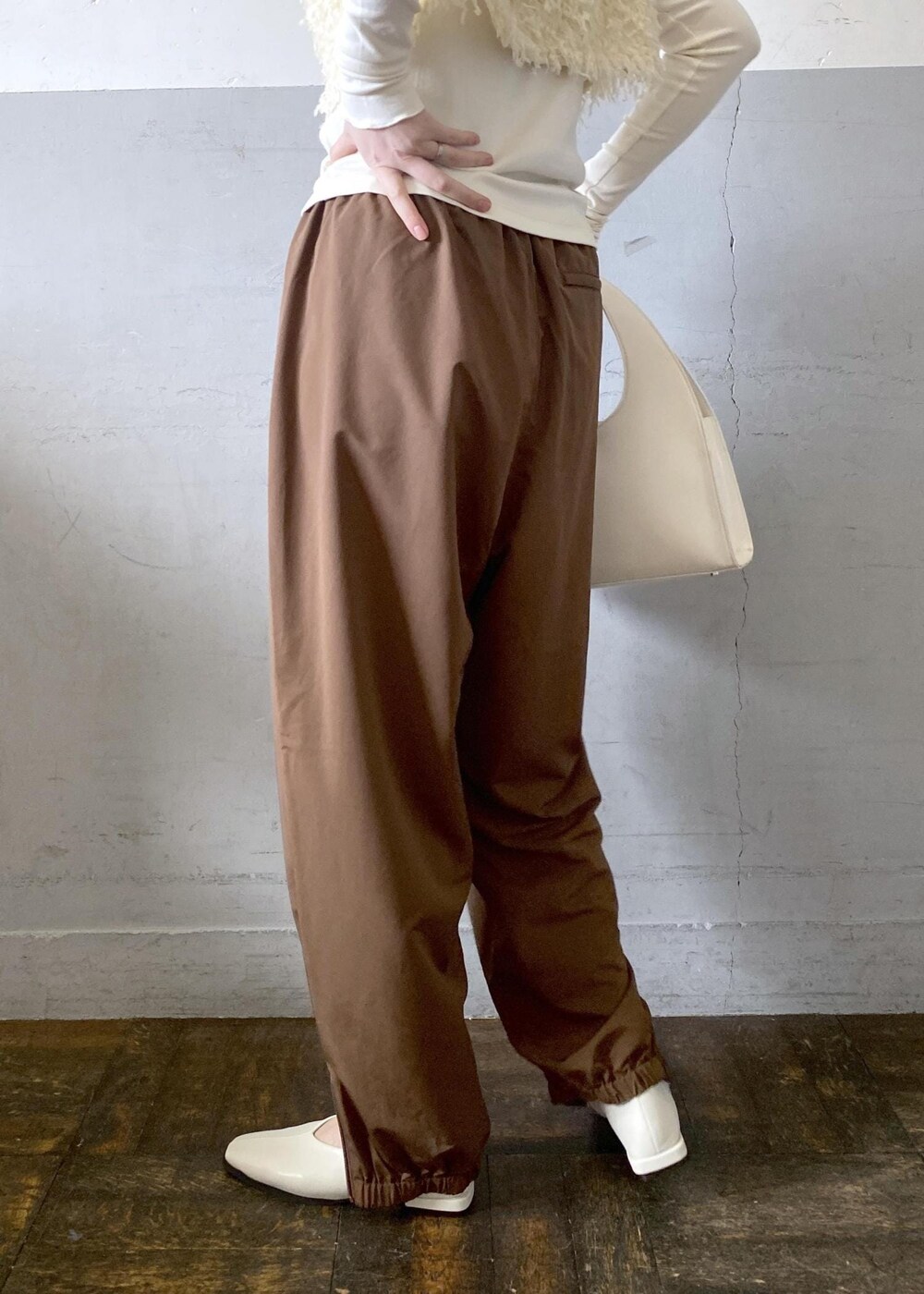 ホワイト系のハンドバッグを着用したレディースの冬コーディネートの8枚目の写真