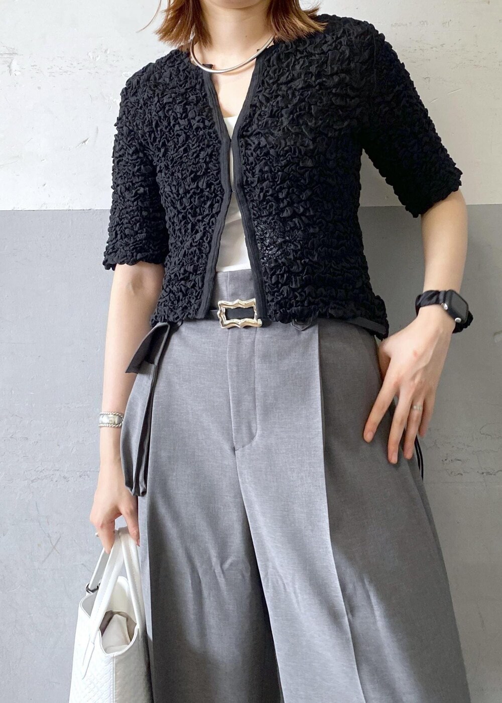 ブラック系のサンダル、ブラック系のカーディガン/ボレロ、ホワイト系のトートバッグを着用したレディースの春コーディネートの5枚目の写真