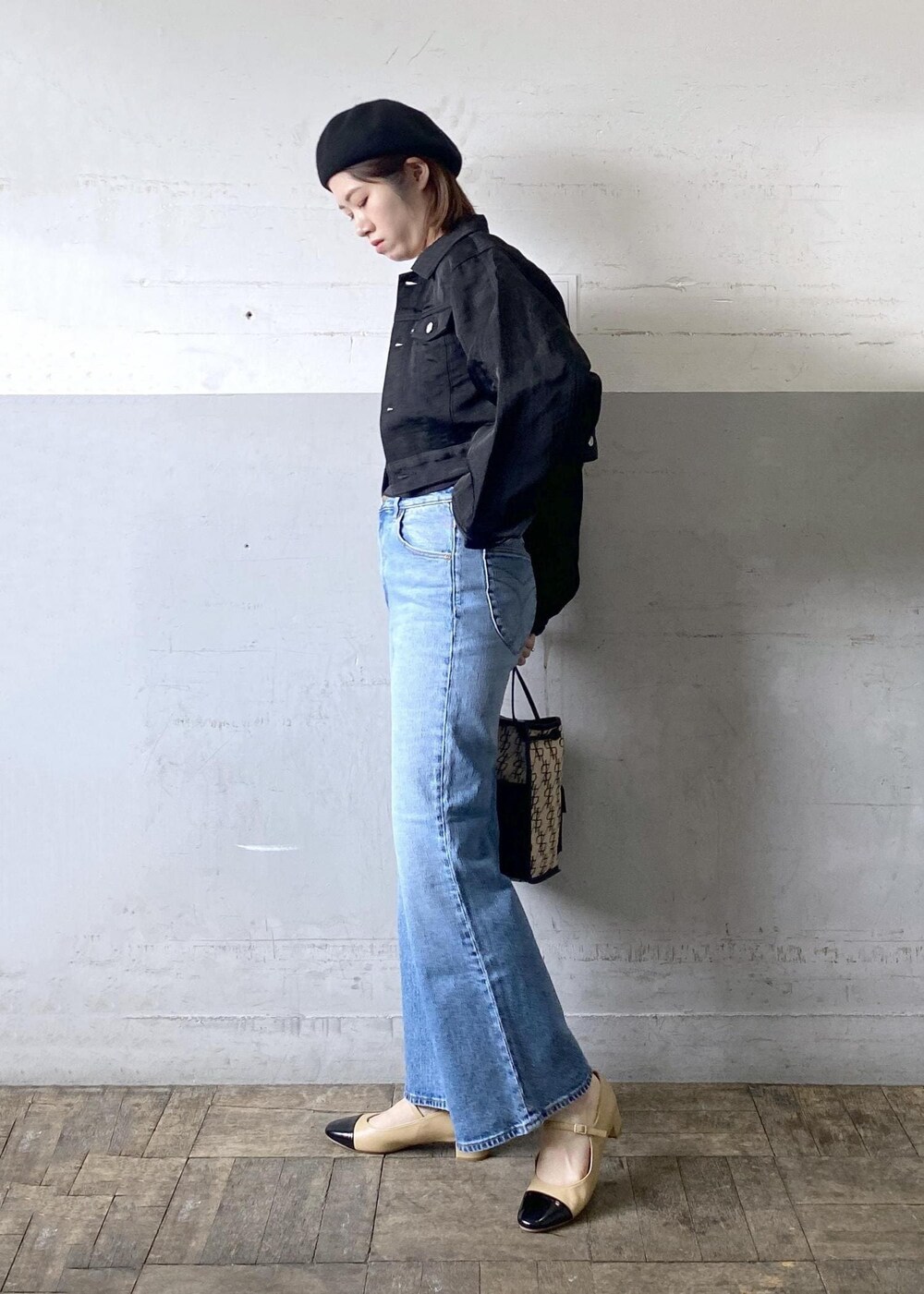 ベージュ系のパンプスを着用したレディースの冬コーディネートの5枚目の写真