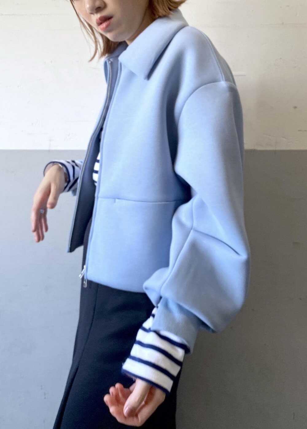 ブラック系のブーツ、ブラック系のスカート、ホワイト系のショルダーバッグを着用したレディースの秋コーディネートの8枚目の写真