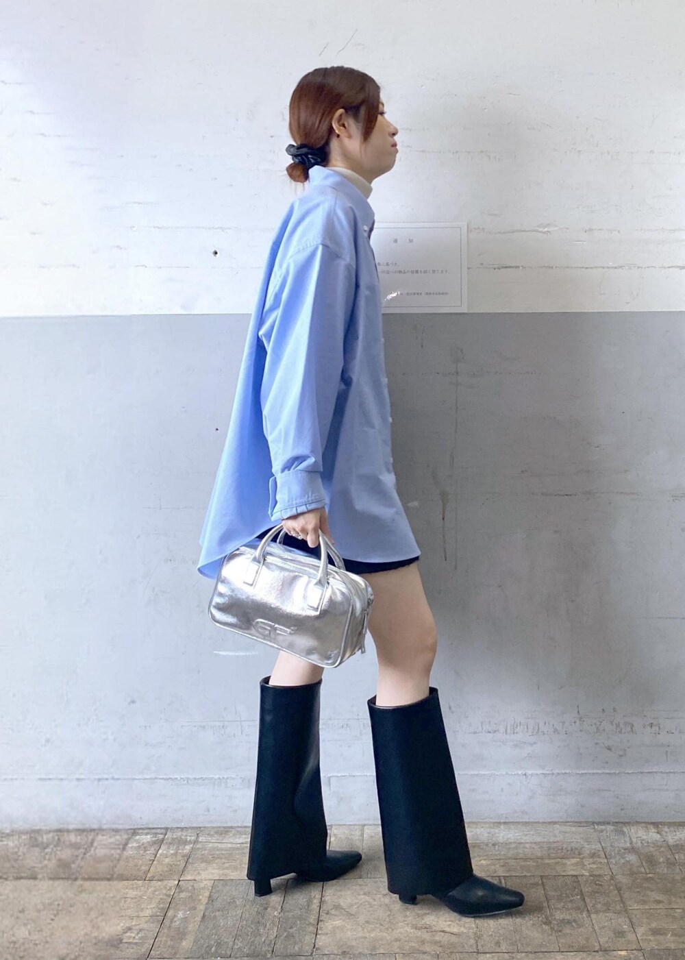 ブラック系のブーツ、シルバー系のショルダーバッグ、ホワイト系のニット/セーターを着用したレディースの秋コーディネートの3枚目の写真