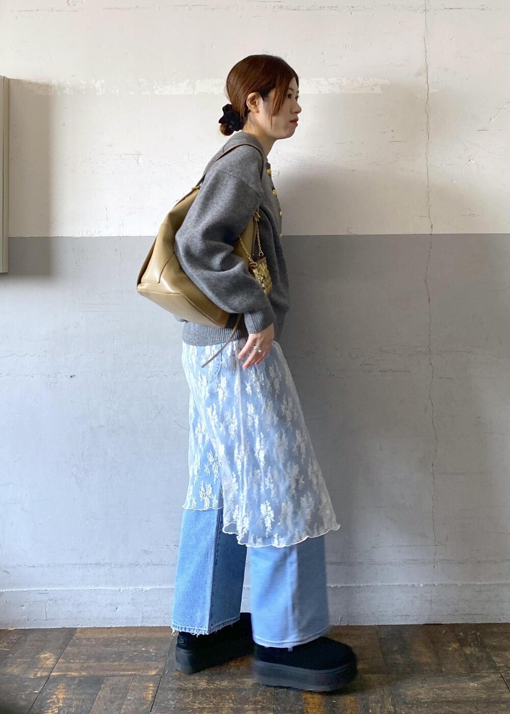 ブラック系のブーツ、ブルー系のデニムパンツ、ホワイト系のTシャツ/カットソーを着用したレディースの冬コーディネートの5枚目の写真