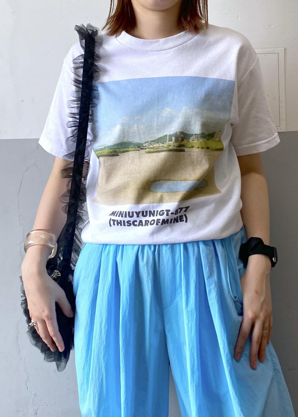 ホワイト系のTシャツ/カットソー、シルバー系のサンダル、ブルー系のその他パンツを着用したレディースの春コーディネートの4枚目の写真