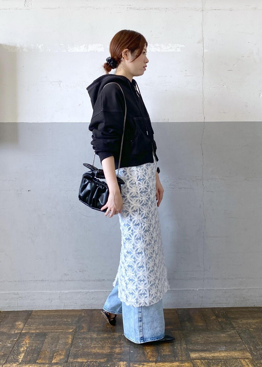ブラック系のショルダーバッグ、ホワイト系のスカートを着用したレディースの夏コーディネートの4枚目の写真