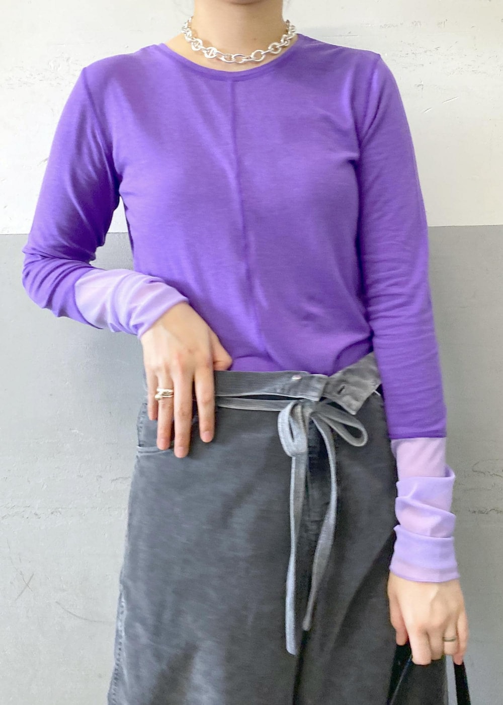 ホワイト系のスニーカー、パープル系のTシャツ/カットソー、グレー系のその他パンツを着用したレディースの秋コーディネートの5枚目の写真