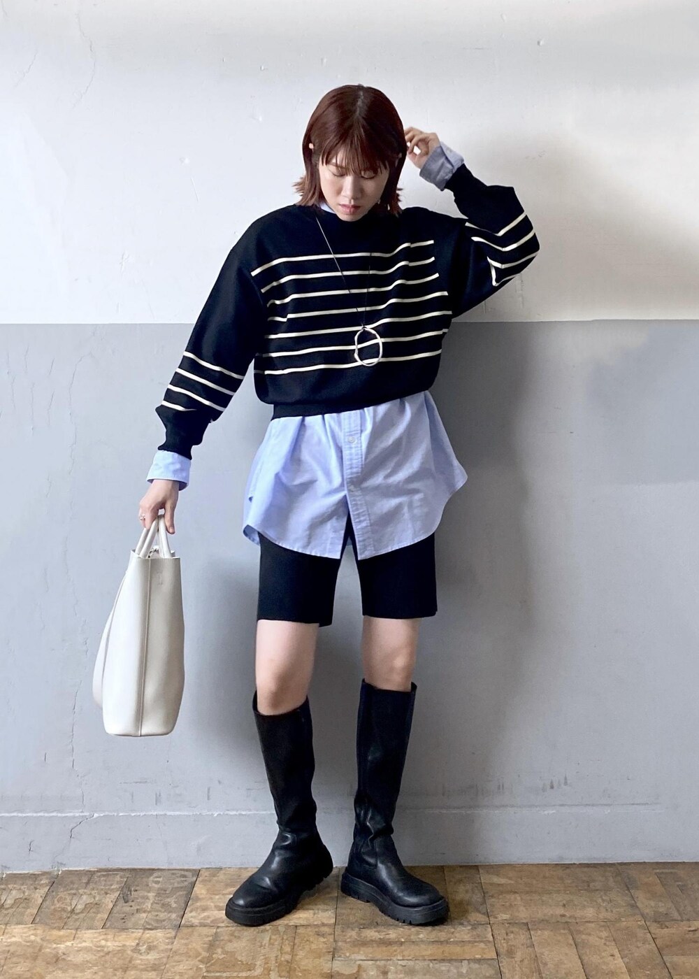ホワイト系のトートバッグ、ブラック系のニット/セーター、ブルー系のシャツ/ブラウスを着用したレディースの秋コーディネートの2枚目の写真