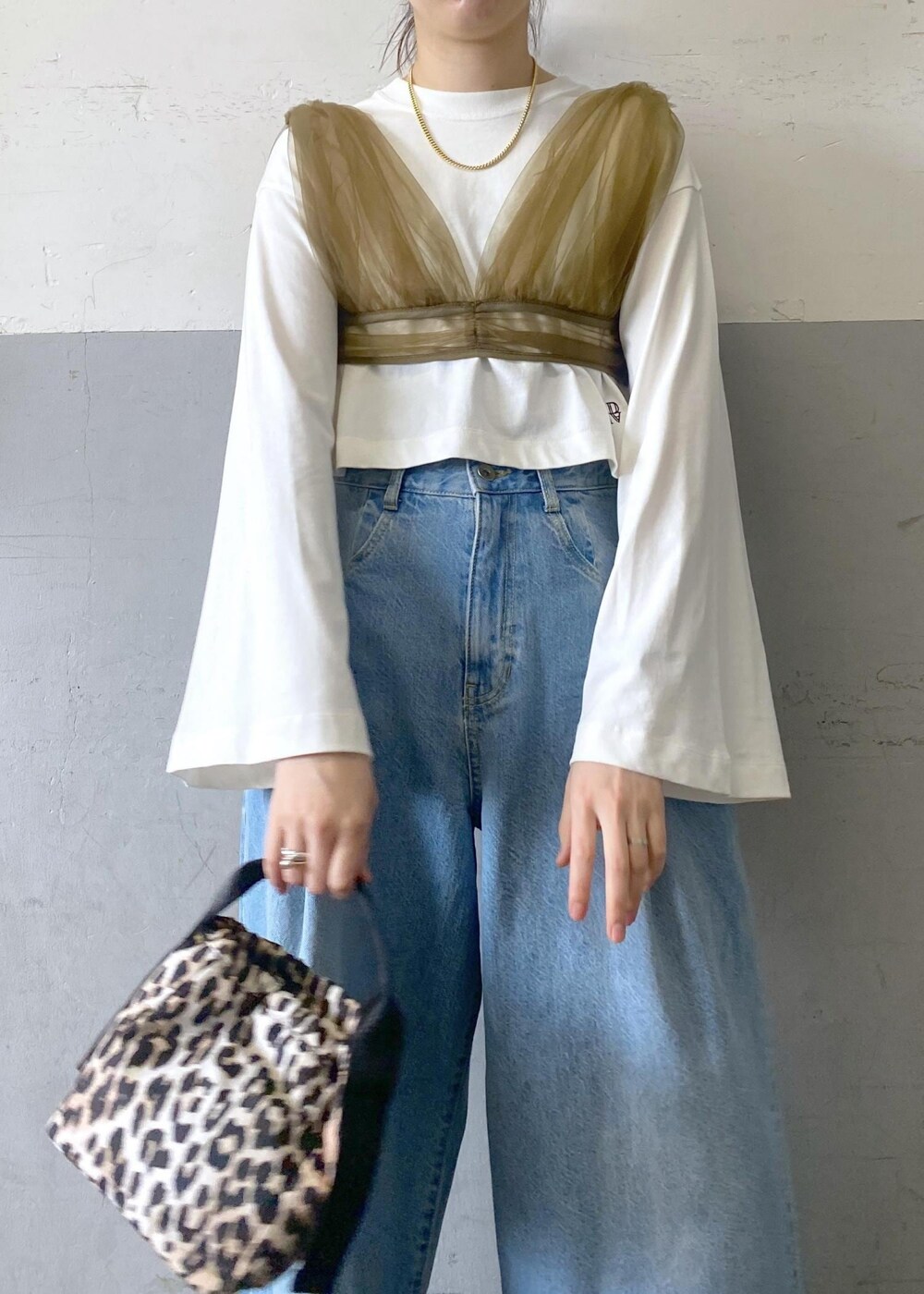 グリーン系のその他トップス、ホワイト系のTシャツ/カットソー、ブルー系のデニムパンツを着用したレディースの春コーディネートの7枚目の写真
