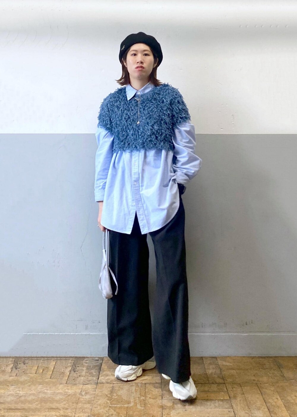 ブルー系のTシャツ/カットソー、ブルー系のシャツ/ブラウス、ブラック系のスラックスを着用したレディースの冬コーディネートの5枚目の写真