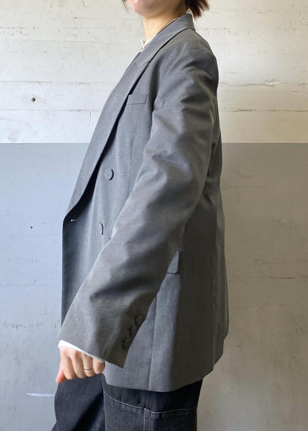 グレー系のテーラードジャケット、ブラック系のパンプス、ブラック系のショルダーバッグを着用したレディースの冬コーディネートの8枚目の写真