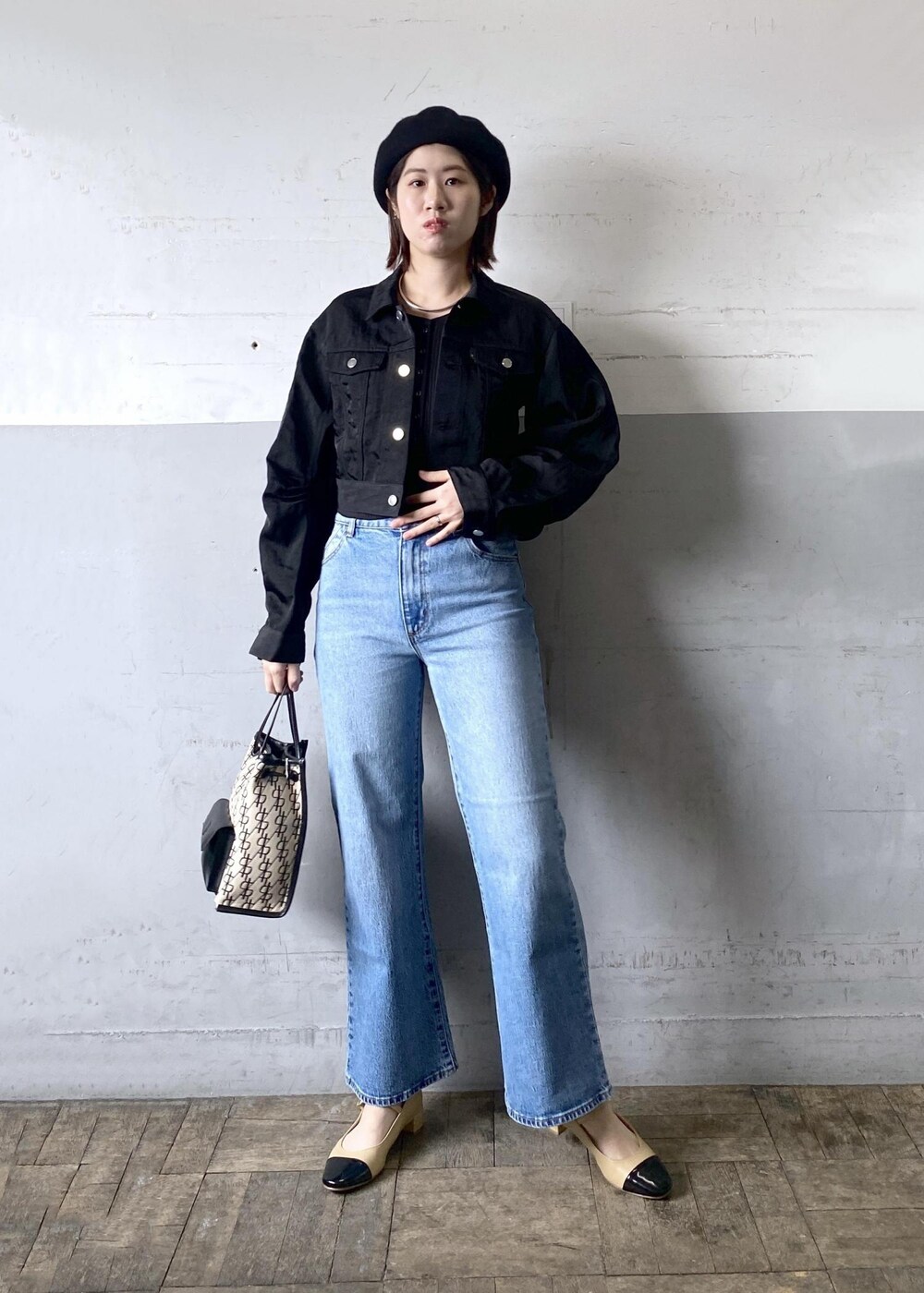 ベージュ系のパンプスを着用したレディースの冬コーディネートの2枚目の写真