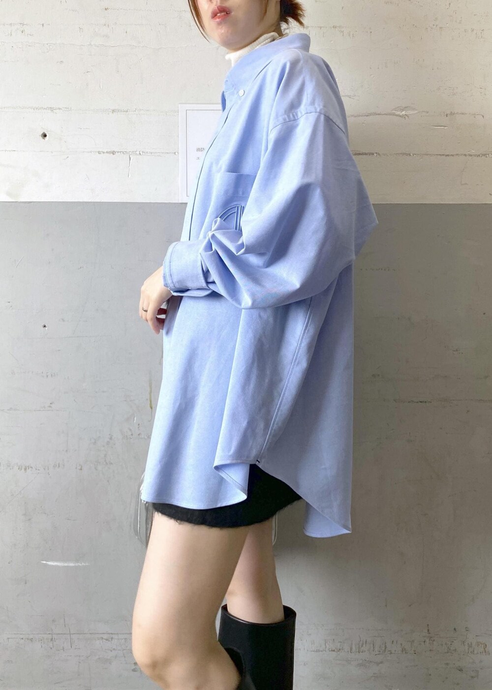 ブラック系のブーツ、シルバー系のショルダーバッグ、ホワイト系のニット/セーターを着用したレディースの秋コーディネートの9枚目の写真