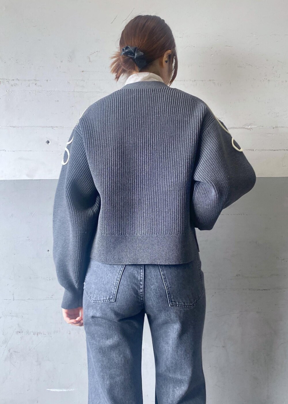 グレー系のデニムパンツ、ホワイト系のその他シューズ、グレー系のカーディガン/ボレロを着用したレディースの秋コーディネートの6枚目の写真