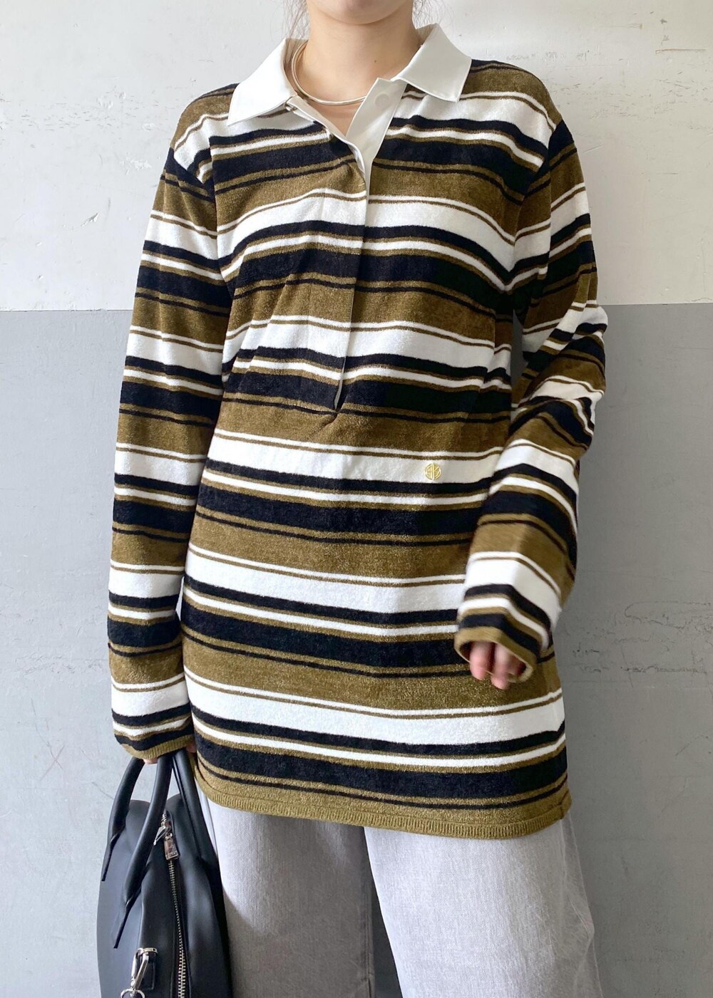 ブラック系のブーツ、ブラック系のボストンバッグ、グリーン系のワンピースを着用したレディースの秋コーディネートの8枚目の写真