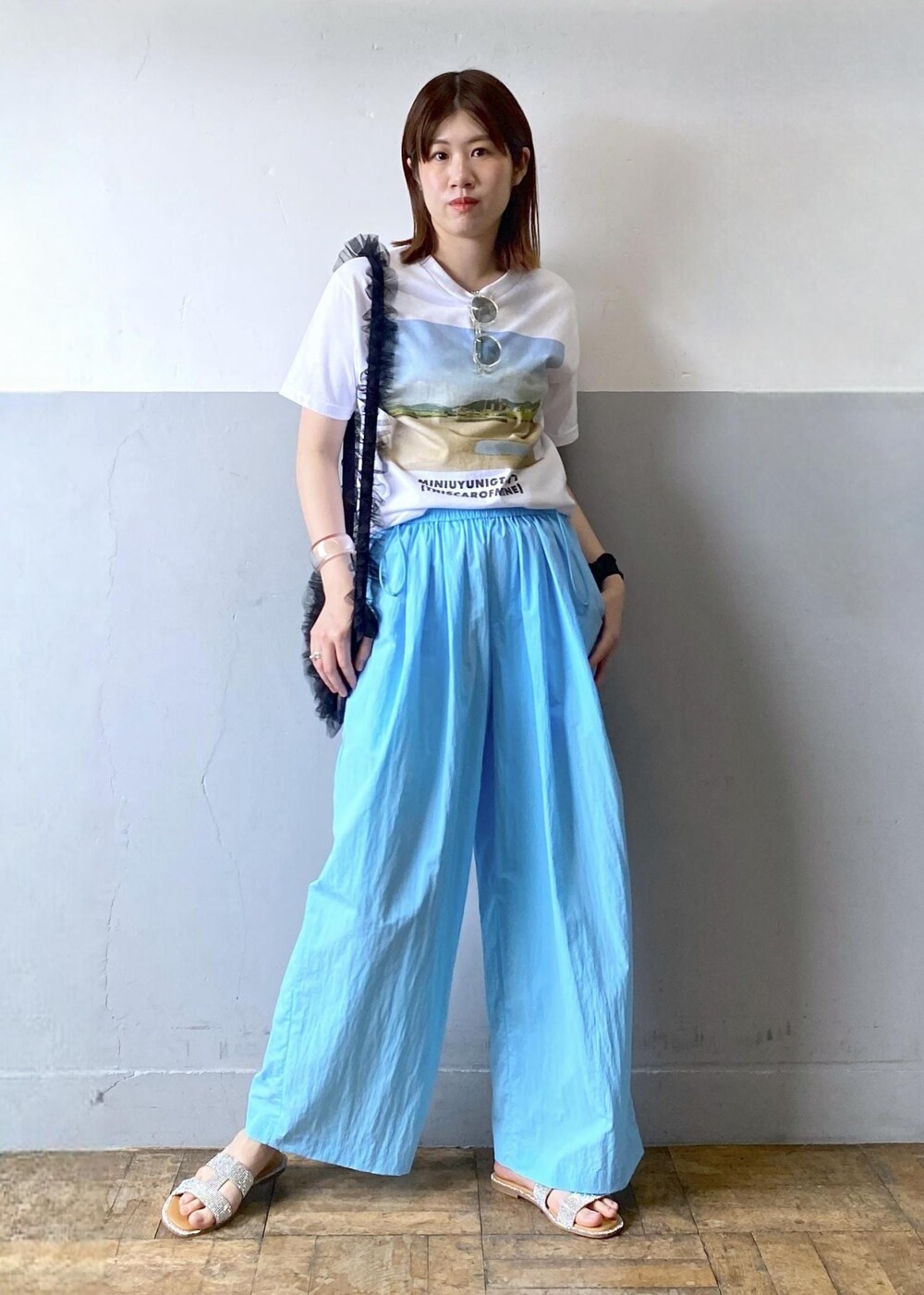 ホワイト系のTシャツ/カットソー、シルバー系のサンダル、ブルー系のその他パンツを着用したレディースの春コーディネートの2枚目の写真