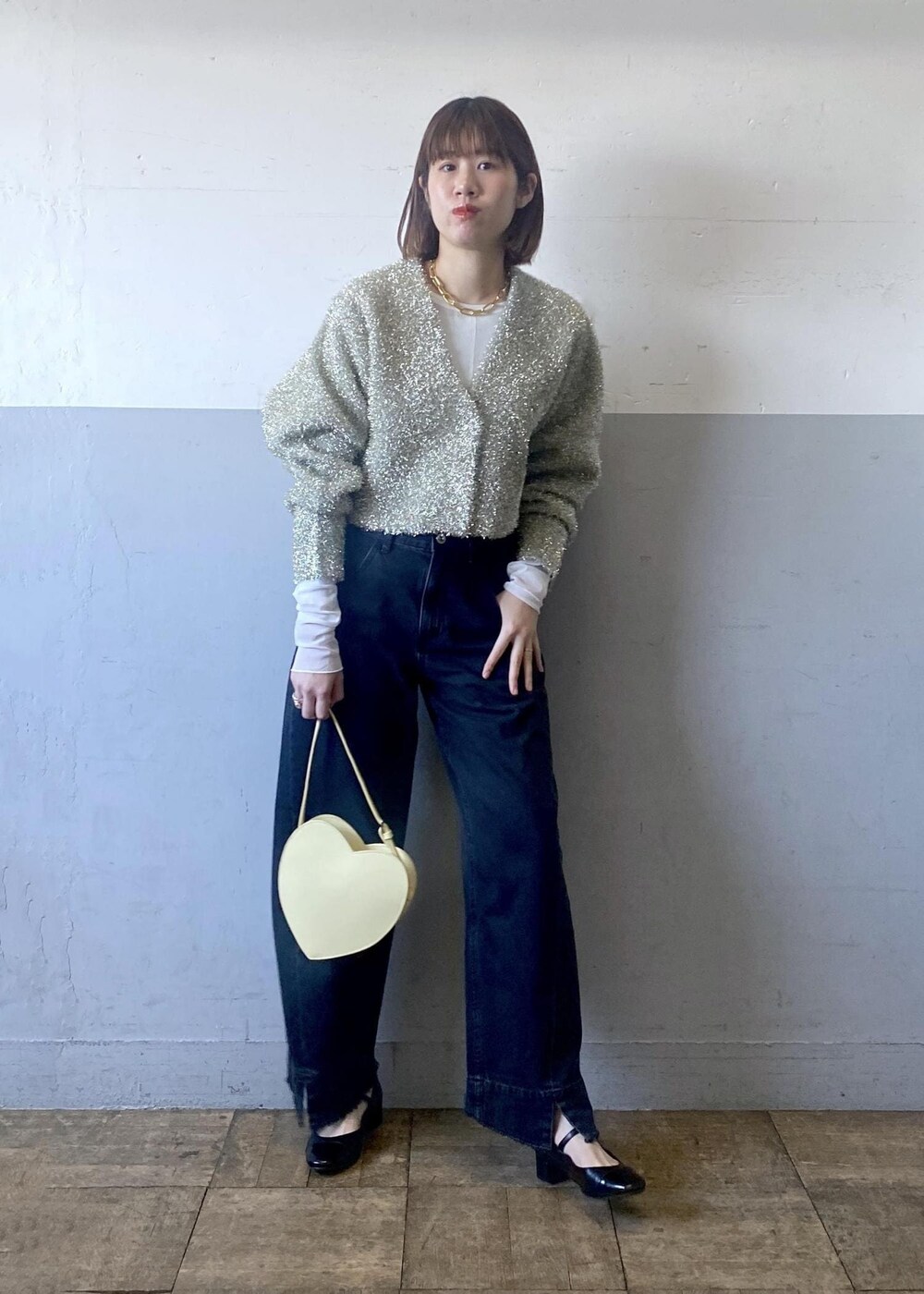 ブラック系のパンプス、ホワイト系のTシャツ/カットソー、ゴールド系のネックレスを着用したレディースの冬コーディネートの3枚目の写真