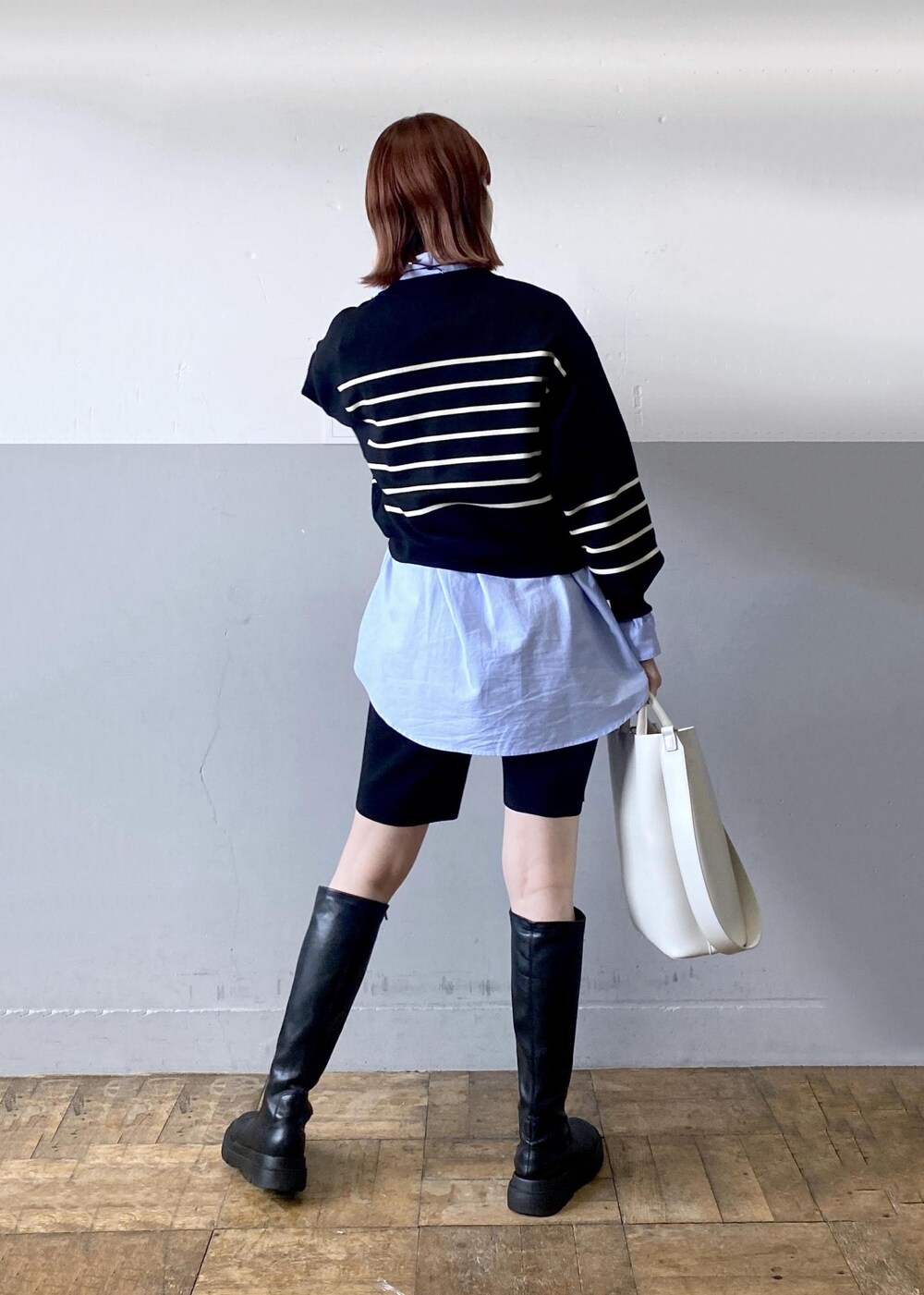 ホワイト系のトートバッグ、ブラック系のニット/セーター、ブルー系のシャツ/ブラウスを着用したレディースの秋コーディネートの5枚目の写真