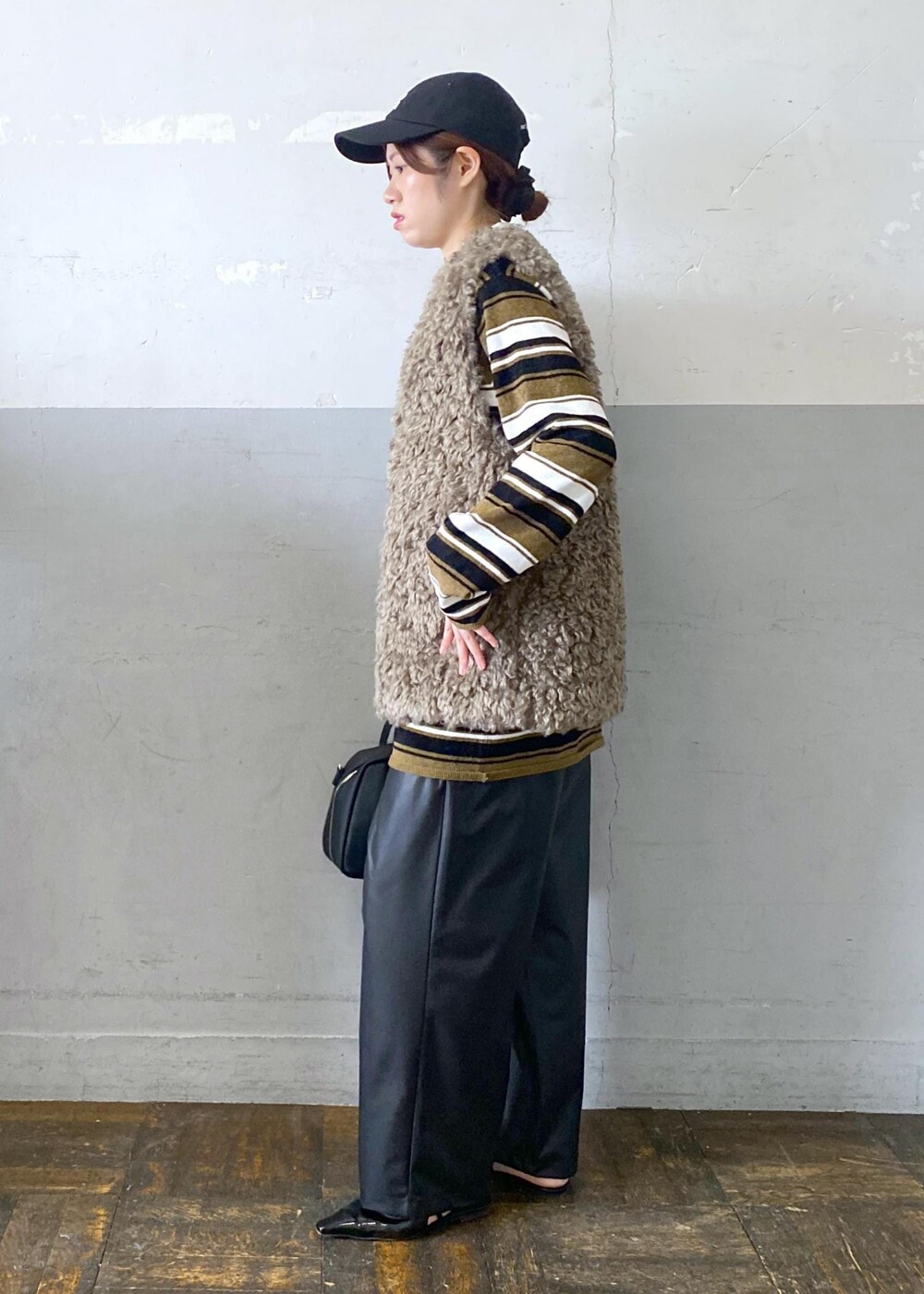 グリーン系のワンピース、ブラック系のその他パンツ、ブラウン系のその他アウターを着用したレディースの秋コーディネートの4枚目の写真