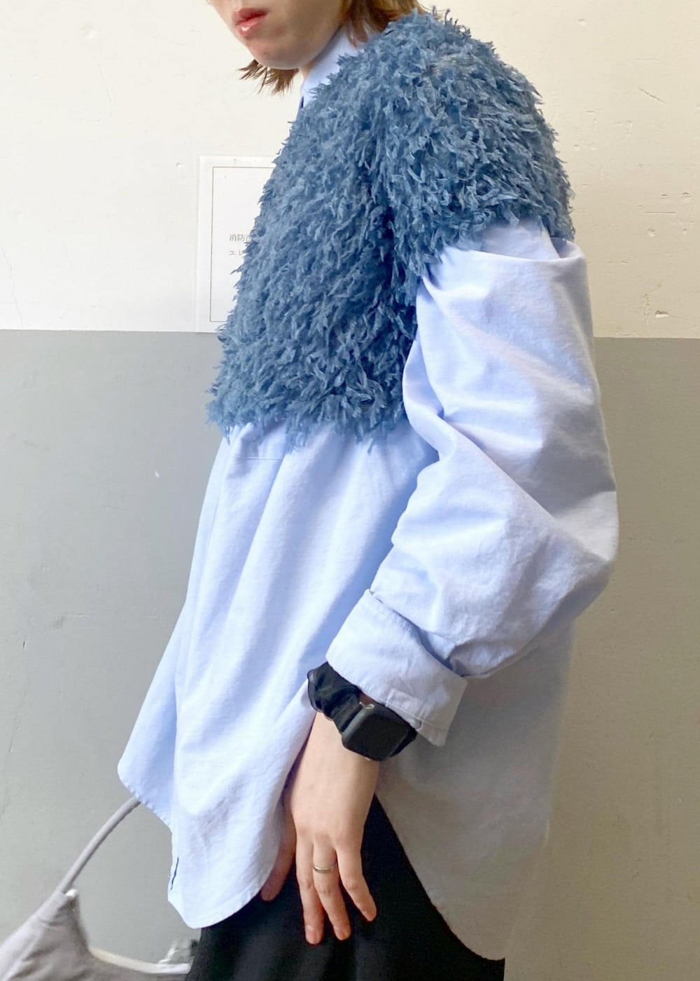 ブルー系のTシャツ/カットソー、ブルー系のシャツ/ブラウス、ブラック系のスラックスを着用したレディースの冬コーディネートの9枚目の写真