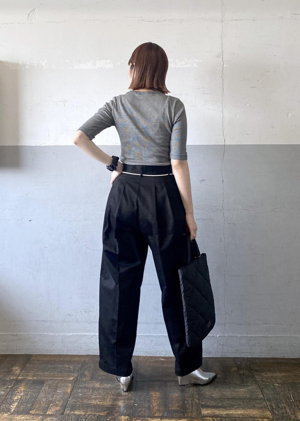 シルバー系のパンプス、ブラック系のトートバッグ、ブラック系のTシャツ/カットソーを着用したレディースの夏コーディネートの9枚目の写真