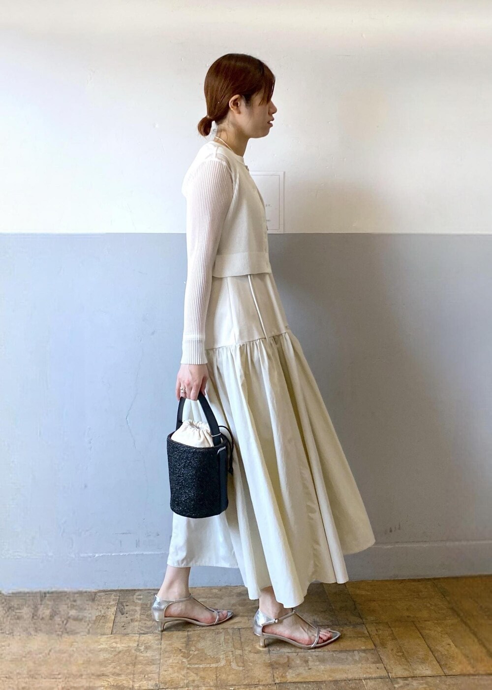 シルバー系のサンダル、ホワイト系のカーディガン/ボレロ、ブラック系のハンドバッグを着用したレディースの夏コーディネートの4枚目の写真