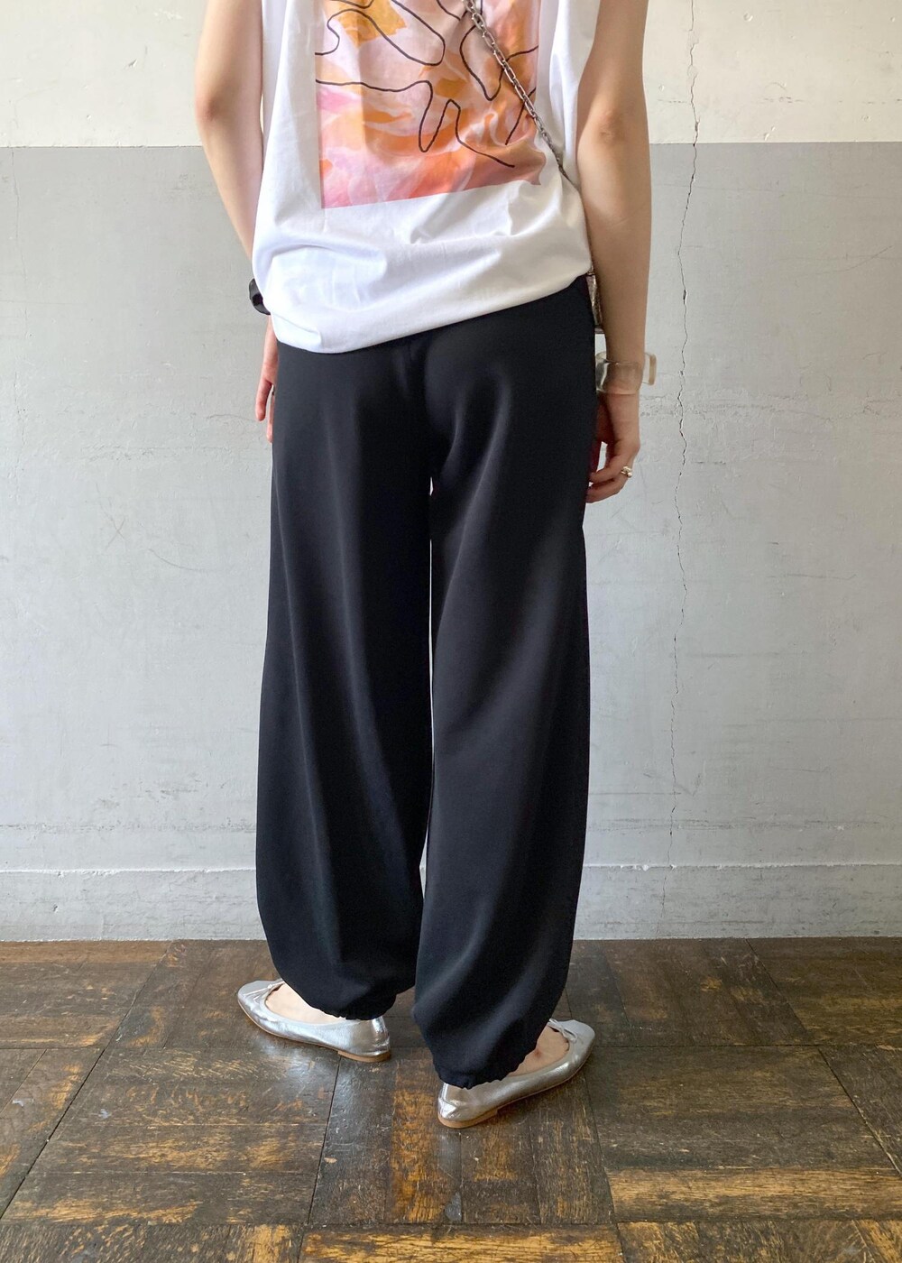 シルバー系のバレエシューズ、ホワイト系のTシャツ/カットソー、その他のショルダーバッグを着用したレディースの夏コーディネートの9枚目の写真