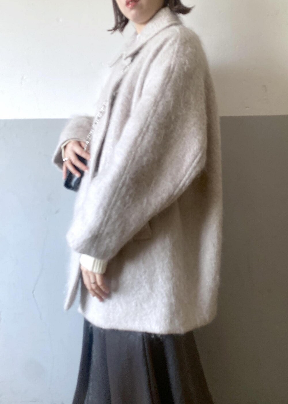 ホワイト系のTシャツ/カットソー、ベージュ系のその他アウターを着用したレディースの冬コーディネートの7枚目の写真