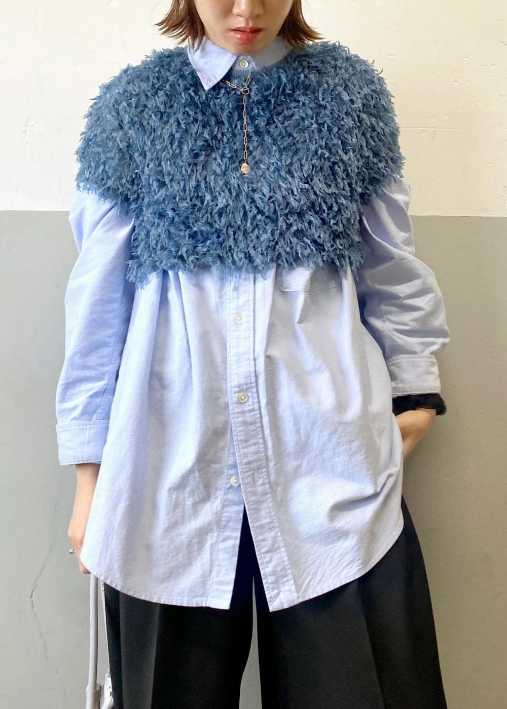 ブルー系のTシャツ/カットソー、ブルー系のシャツ/ブラウス、ブラック系のスラックスを着用したレディースの冬コーディネートの6枚目の写真