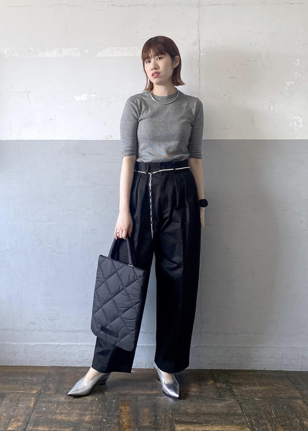 シルバー系のパンプス、ブラック系のトートバッグ、ブラック系のTシャツ/カットソーを着用したレディースの夏コーディネートの2枚目の写真