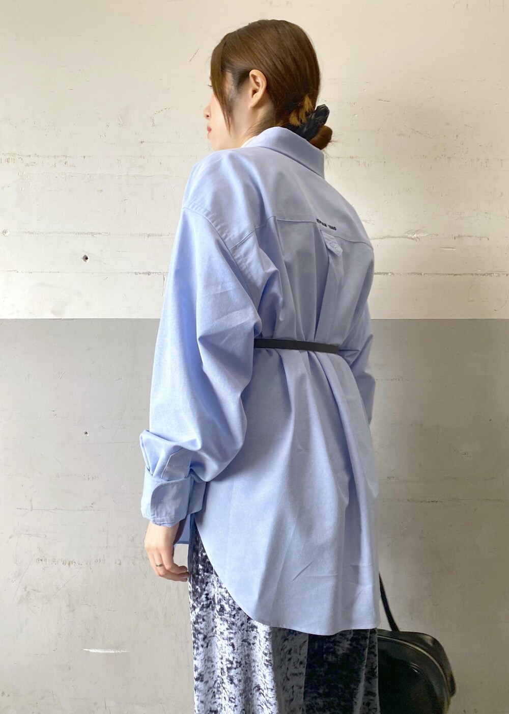 その他のその他パンツ、ホワイト系のブーツ、ブルー系のシャツ/ブラウスを着用したレディースの秋コーディネートの8枚目の写真