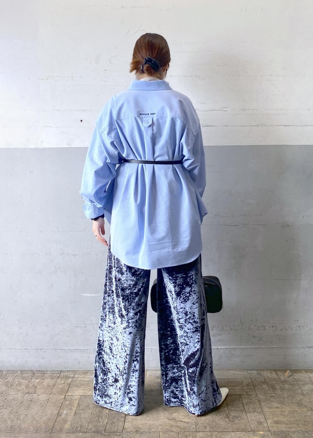 その他のその他パンツ、ホワイト系のブーツ、ブルー系のシャツ/ブラウスを着用したレディースの秋コーディネートの3枚目の写真