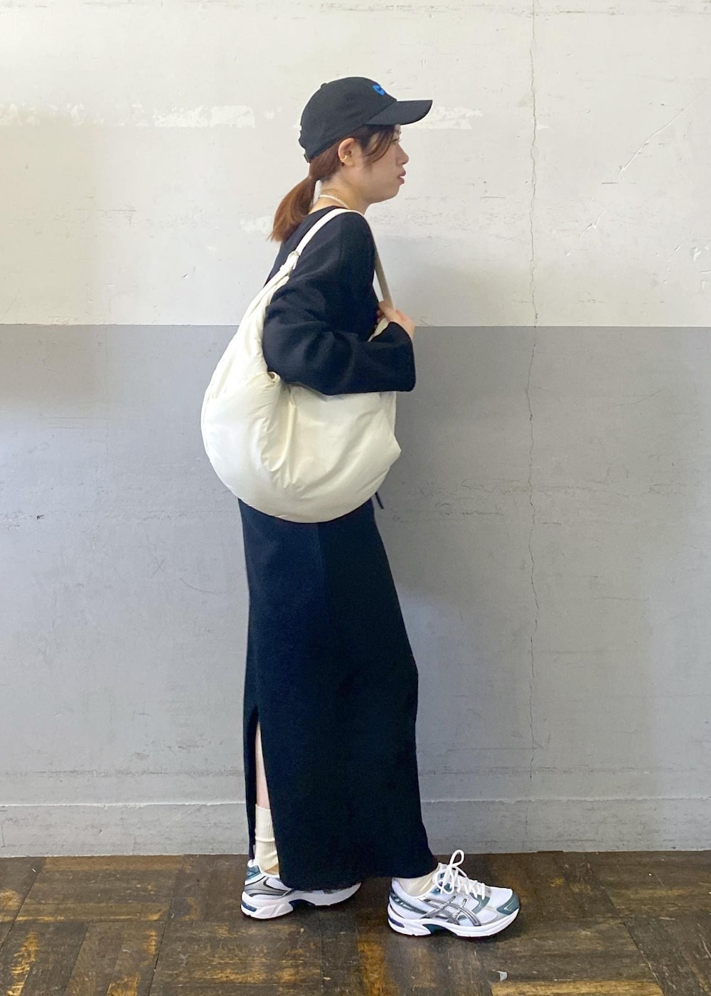 ホワイト系のショルダーバッグ、ブラック系のTシャツ/カットソー、ブラック系のスカートを着用したレディースの秋コーディネートの3枚目の写真