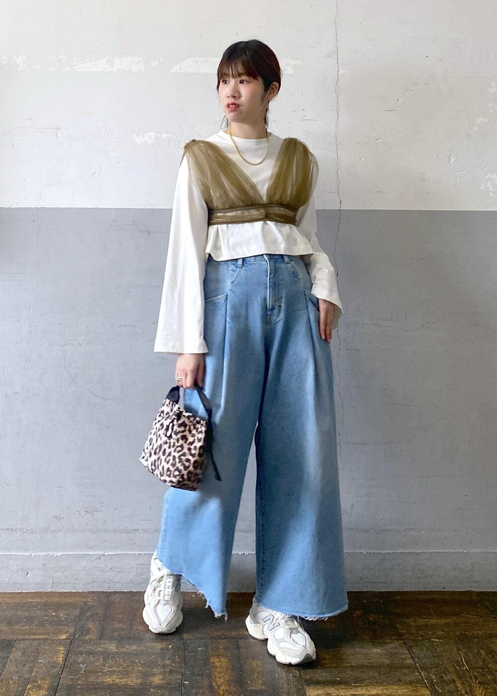 グリーン系のその他トップス、ホワイト系のTシャツ/カットソー、ブルー系のデニムパンツを着用したレディースの春コーディネートの2枚目の写真