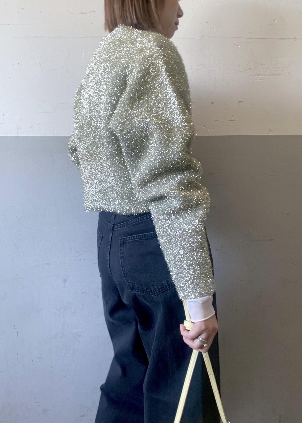 ブラック系のパンプス、ホワイト系のTシャツ/カットソー、ゴールド系のネックレスを着用したレディースの冬コーディネートの7枚目の写真