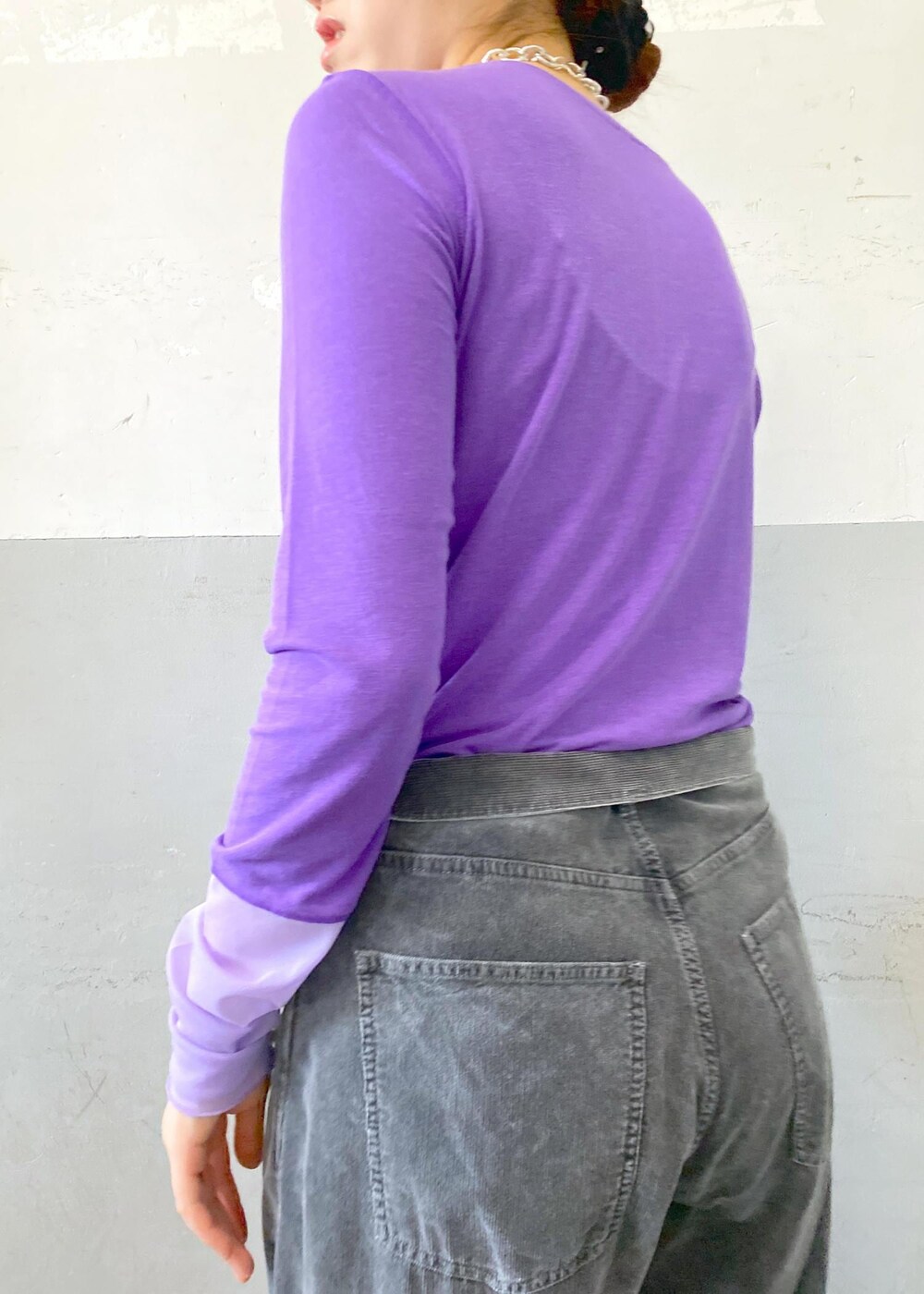 ホワイト系のスニーカー、パープル系のTシャツ/カットソー、グレー系のその他パンツを着用したレディースの秋コーディネートの8枚目の写真