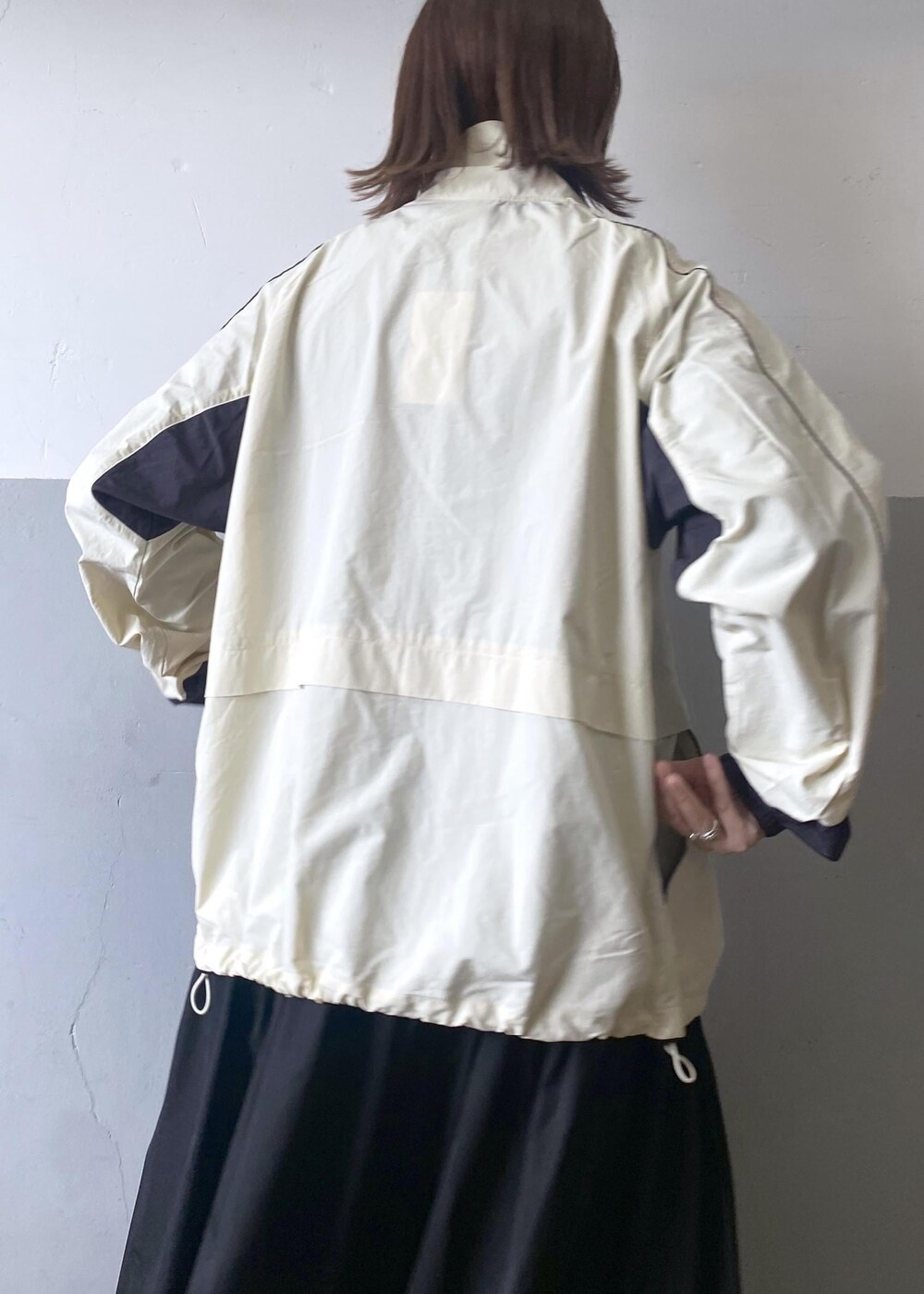 シルバー系のショルダーバッグ、ホワイト系のその他アウター、ブラック系のワンピースを着用したレディースの冬コーディネートの8枚目の写真