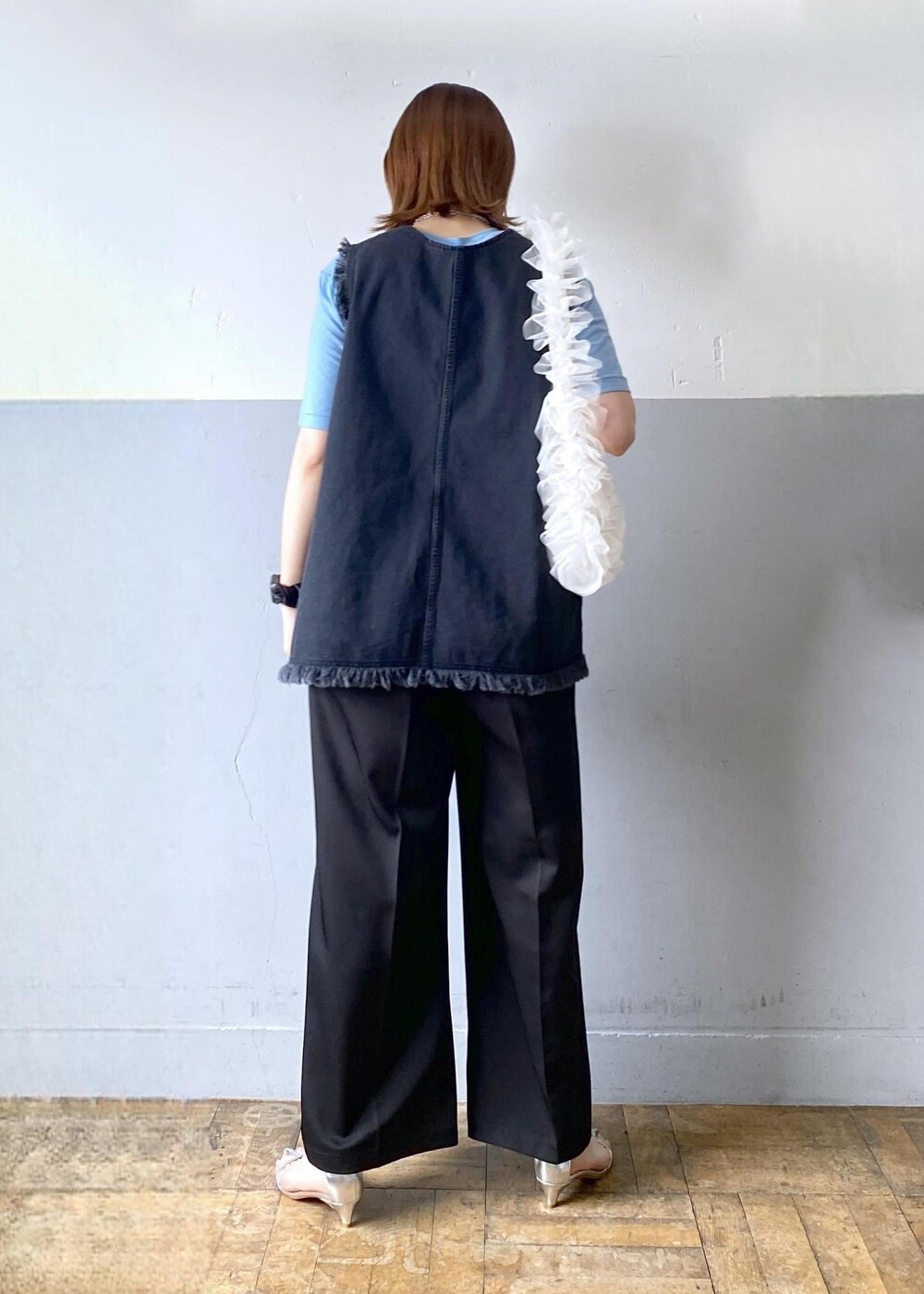 シルバー系のサンダル、ブラック系のシャツ/ブラウス、ブラック系のスラックスを着用したレディースの春コーディネートの5枚目の写真