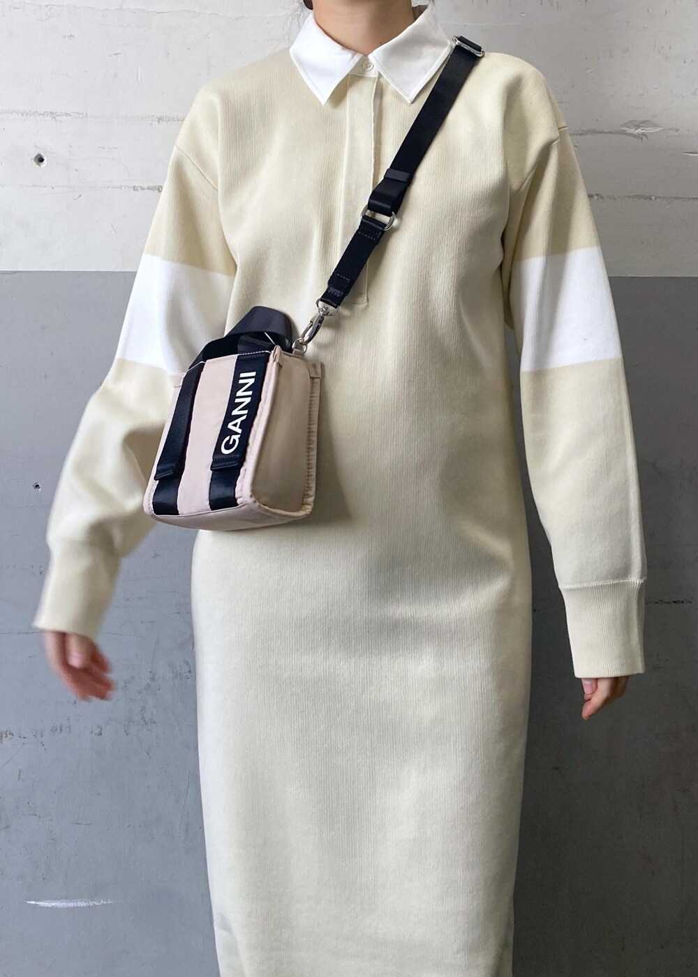 ベージュ系のトートバッグ、ホワイト系のその他シューズ、ホワイト系のワンピースを着用したレディースの冬コーディネートの8枚目の写真