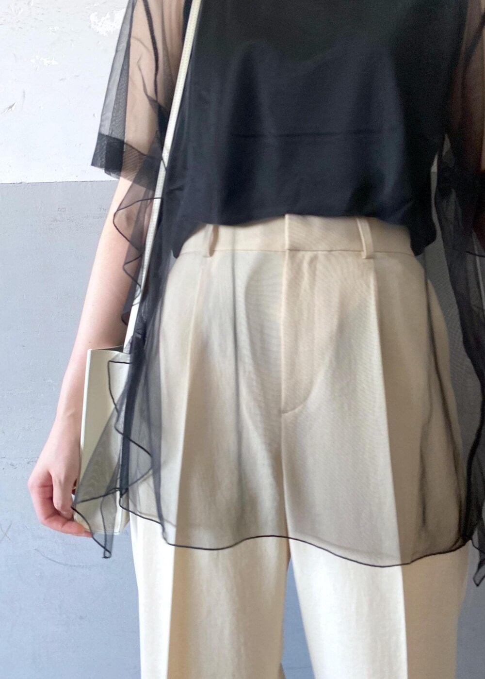 グレー系のショルダーバッグ、ベージュ系のサンダル、ベージュ系のスラックスを着用したレディースの夏コーディネートの10枚目の写真